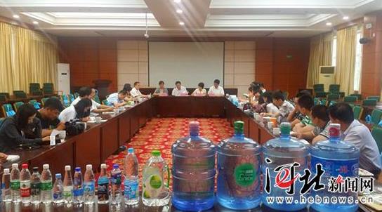  6月29日，河北省《食品安全国家标准包装饮用水》解读交流会上展示的各种包装饮用水。